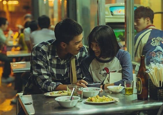 → 9月の公開以来人気らしく、最近中華圏の有名な映画賞の金馬奨に5部門のノミネートが発表されたところで本国に先駆けて日本で『君の心に刻んだ名前』というタイトルで上映された時に観ることができたんですけど  #แปลรักฉันด้วยใจเธอ のスチールと予告編が公開された時にハッとして  https://twitter.com/whats823mean/status/1314103931752992769