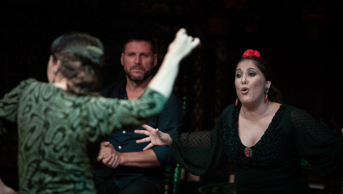 Eres tan hermosa como el firmamento.
Lástima que tengas malos pensamiéntos
Quién te puso salvaora
Que poco te conocia,
El que de ti se enamora,
Se piérde pa toa la vida..
#letrasdelalma #flamenco #sevilla #andalucia #volveremos #duende #patrimonio #hacemos_eventos #cultura_segura