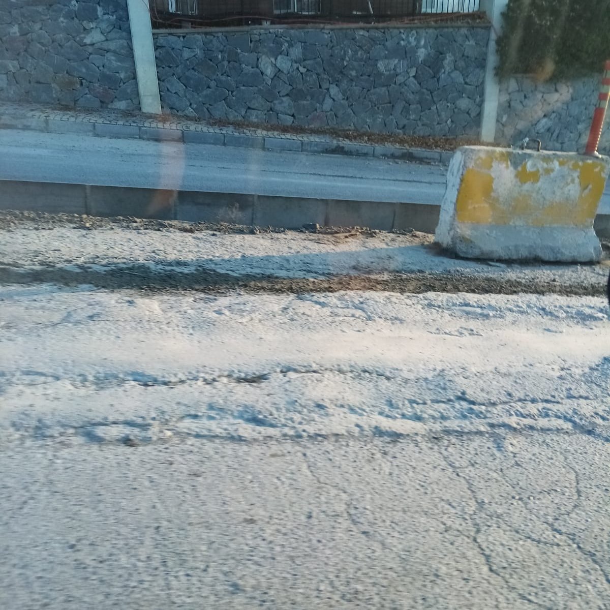 #DİKKAT

Bahçeşehir'de 1. Kısım 2801. Sok. boyunca zeminin yol güvenliğini tehlikeye atacak kadar bozuk olduğu belirtiliyor. Bölgeden aktarılan bilgiler yolun zemininin uzun süredir bu şekilde olduğu yönünde. Yoldaki bozuklukların giderilmesi gerekiyor. @ibbBeyazmasa