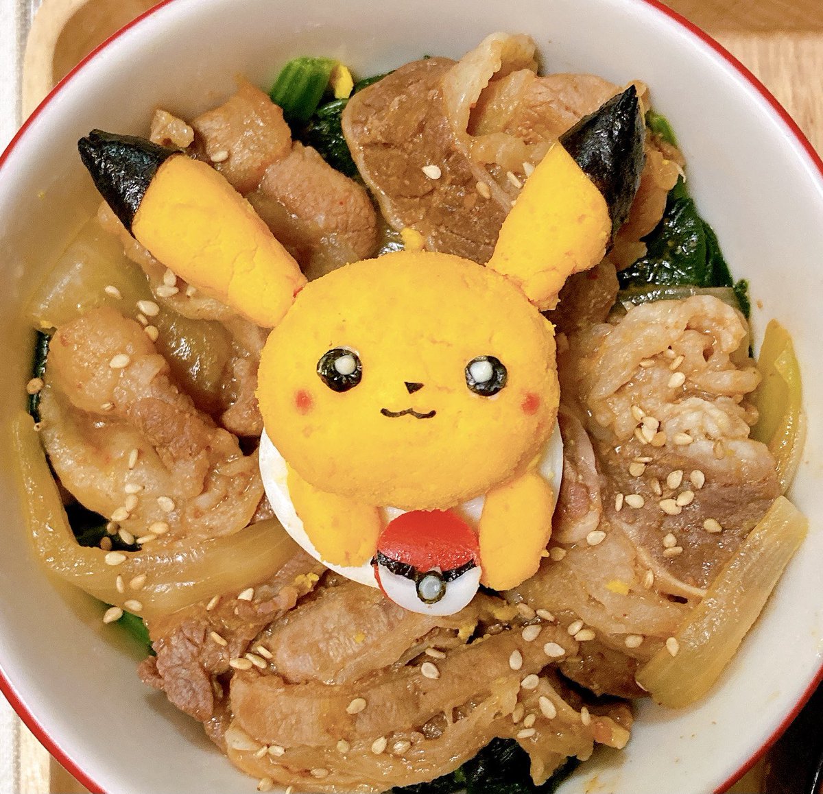 なー 今日のおうちごはん ピカチュウのカルビ丼 ピカチュウは茹で卵の黄身 モンスターボールは赤ソーセージと茹で卵の白身 スープ りんご 11月19日 今日は何の日 森のたまごの日 森 の字には 木 が3つあることから第3木曜日を森のたまごの日