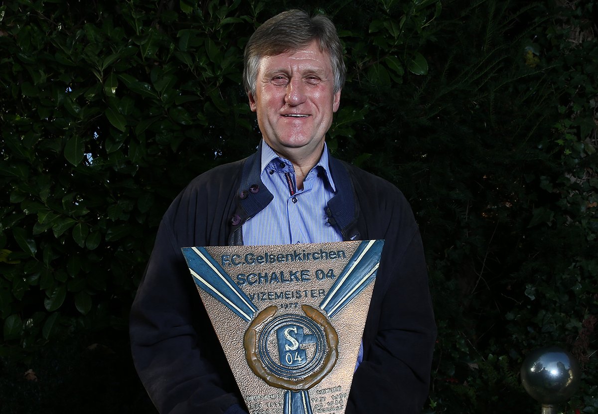 s04_es's tweet photo. 477 partidos de #Bundesliga con el Schalke 🔵⚪
Jugador más veterano en disputar un partido de #Bundesliga ⚽
Elegido en el once del siglo del Schalke 👏🏼

¡Muchas felicidades por tu 76º cumpleaños, Klaus Fichtel! 🎂

#S04 | #Fichtel | #FelizCumpleaños https://t.co/mWGQ6KWWKq