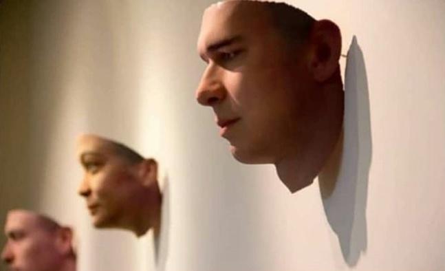 Sigaranızın izmaritini sokağa atıyorsunuz. Sonra yaratıcı bir kadın gelip o izmariti alıyor ve DNA analizi yapıyor. Ve final ; o analiz sonuçlarıyla 3D yazıcıdan çıkan senin yüzün artık bir serginin duvarında.