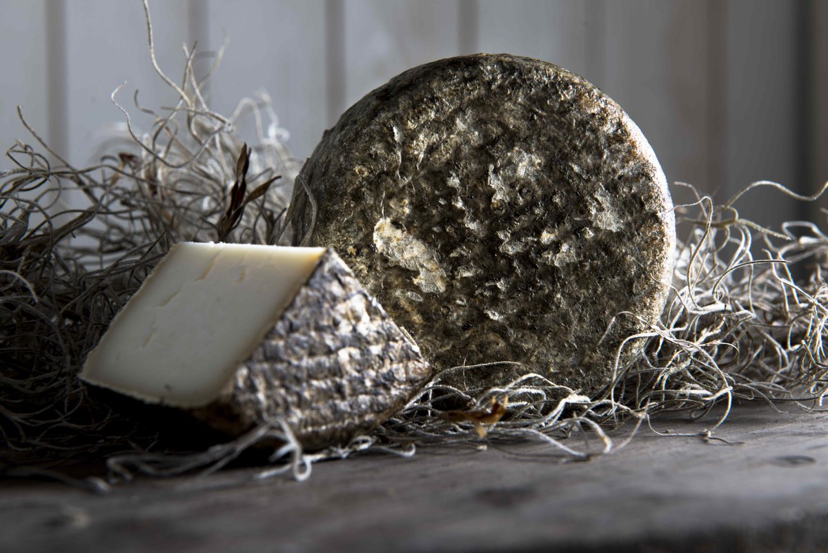 Muntanyolampans's tweet image. La maduració és clau per aconseguir aquesta pell, i a dins s'hi amaga un formatge espectacular! 😍🧀 #formatgesmuntanyola #urpina #ampans #ssguardiola #bages