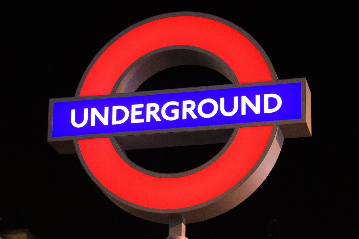 lacriaturacreat's tweet photo. PlayStation cambia las señales del metro de Londres para el lanzamiento de la PS5 >>>  https://t.co/CSvTedm2WC https://t.co/8jE5P8AHxe