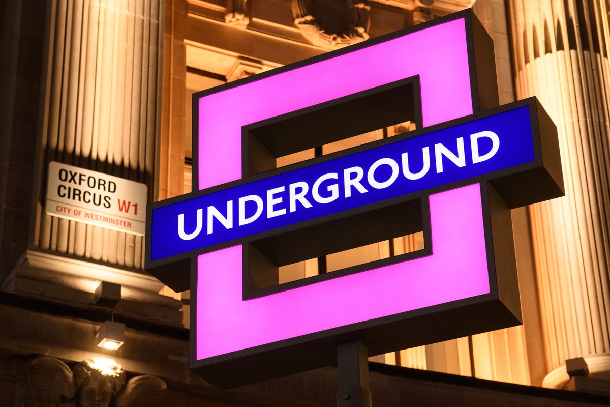lacriaturacreat's tweet photo. PlayStation cambia las señales del metro de Londres para el lanzamiento de la PS5 >>>  https://t.co/CSvTedm2WC https://t.co/8jE5P8AHxe