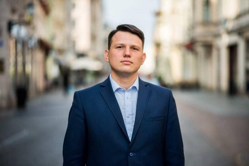 KONFEDERACJA_'s tweet image. .@SlawomirMentzen: Wczoraj podczas posiedzenia Sejmu @GrzegorzBraun_ został wykluczony z obrad za próbę przemawiania bez maseczki. Kilka godzin później bez maseczki przemawiał Jarosław Kaczyński, którego nie tylko nie wykluczono z obrad, ale nawet nie wyłączono mu mikrofonu. 1/5