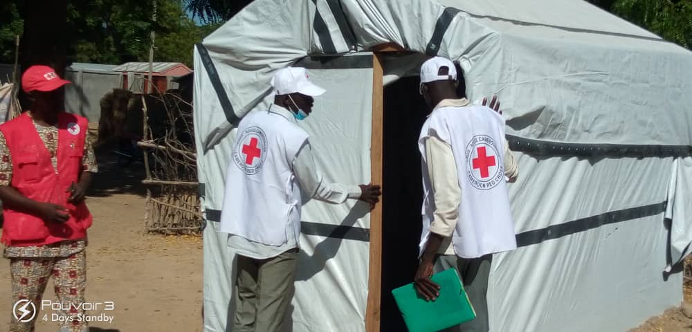 Apres avoir distribué des kits d'abris d'urgence aux familles sinistrées a l'issue des inondations, les volontaires <a href="/CroixRougeCam/">Cameroon Red Cross</a> aident les communautés a construire leurs abris d'urgence ici dans l'arrondissement de Moulvoudaye au Mayo-Kani, Extrême Nord, #Cameroun