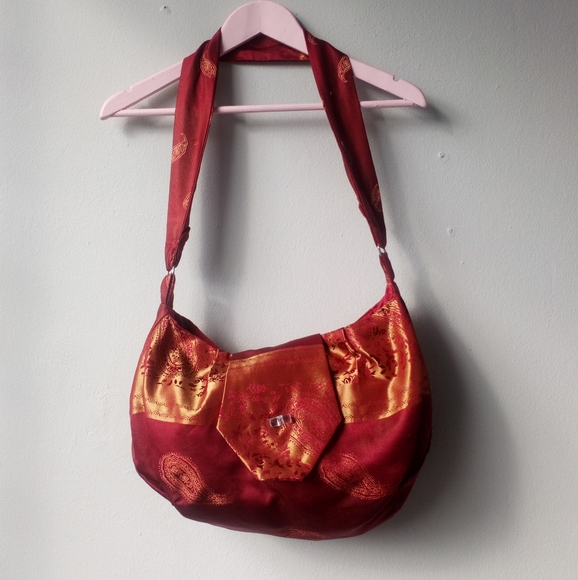 awkward_baroque's tweet photo. So good I had to share! Check out all the items I'm loving on @Poshmarkapp from @FlowerTrunk #poshmark #fashion #style #shopmycloset #aliceolivia #handmade #badgleymischka: https://t.co/SKKkXt0aZi https://t.co/rQ5xkM8xqM