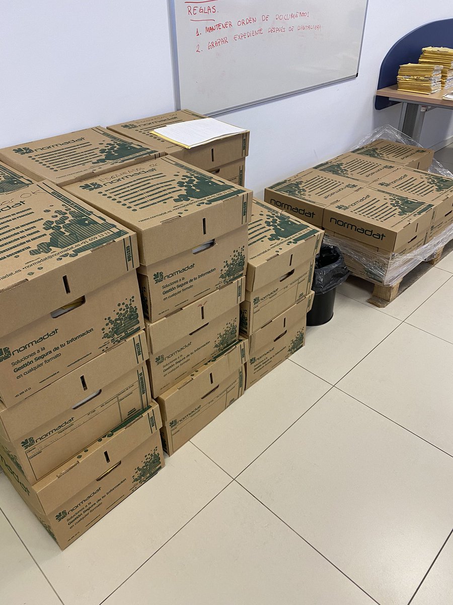 esteban_pacios's tweet photo. En el centro de reprografia de @KYOCERA_DS_ES viendo a los compañeros digitalizar información de un cliente, ordenado de manera correspondiente
#Taskalfa8001i #Taskalfa7002i #Solpheo
Otro paso más https://t.co/xwJ9JgrUc3