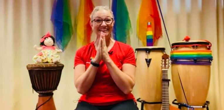 svenskakyrkan's tweet photo. Har du småbarn och vill vara med på en digital rytmik- #sångstund idag kl 11.00? Då kan du surfa in på Facebookeventet som musikpedagogen Erika, från Biskopsgårdens kyrka i #Göteborg, håller i. Alla är välkomna!
https://t.co/qDB8ghunyL #barnochunga #kyrkanäröppen https://t.co/W9PutGJbiM