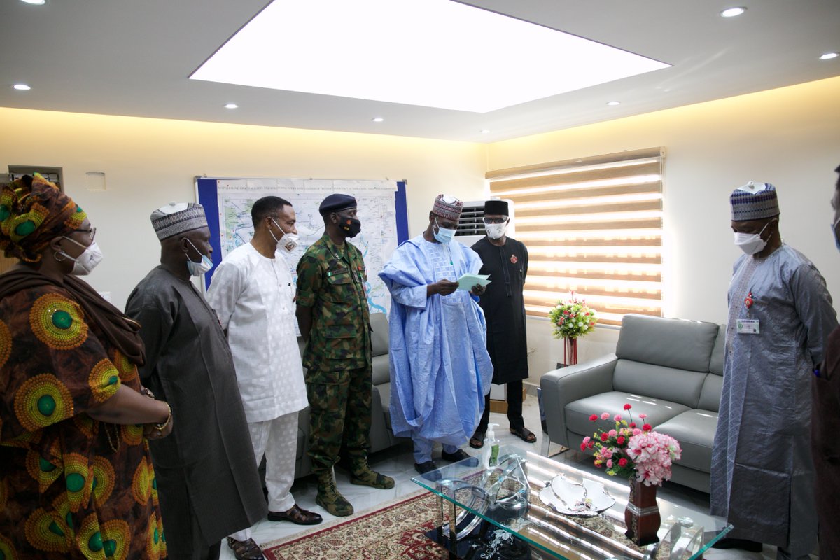 FMEnvng's tweet photo. The Hon. Minister of @FMEnvng @DrMuhdMahmood was this morning decorated with the Armed Forces Remembrance Day Emblem at the Ministry’s HQ Mabushi by the @cnc_legion cc @DefenceInfoNG @HQNigerianArmy @NigerianNavy @NigAirForce https://t.co/wIUTmMOmc2