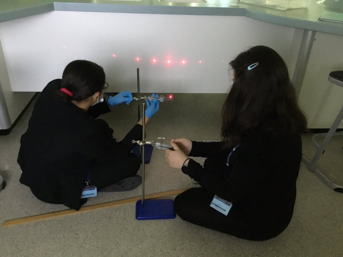 WEK_Science's tweet photo. Two of our awesome year 12 physicists recreating the Youngβs two slit experiment to prove that light exhibits wave like behavior #wekyear12 #wekscience ##wekrealisingHPL https://t.co/Pd8ap3HskQ
