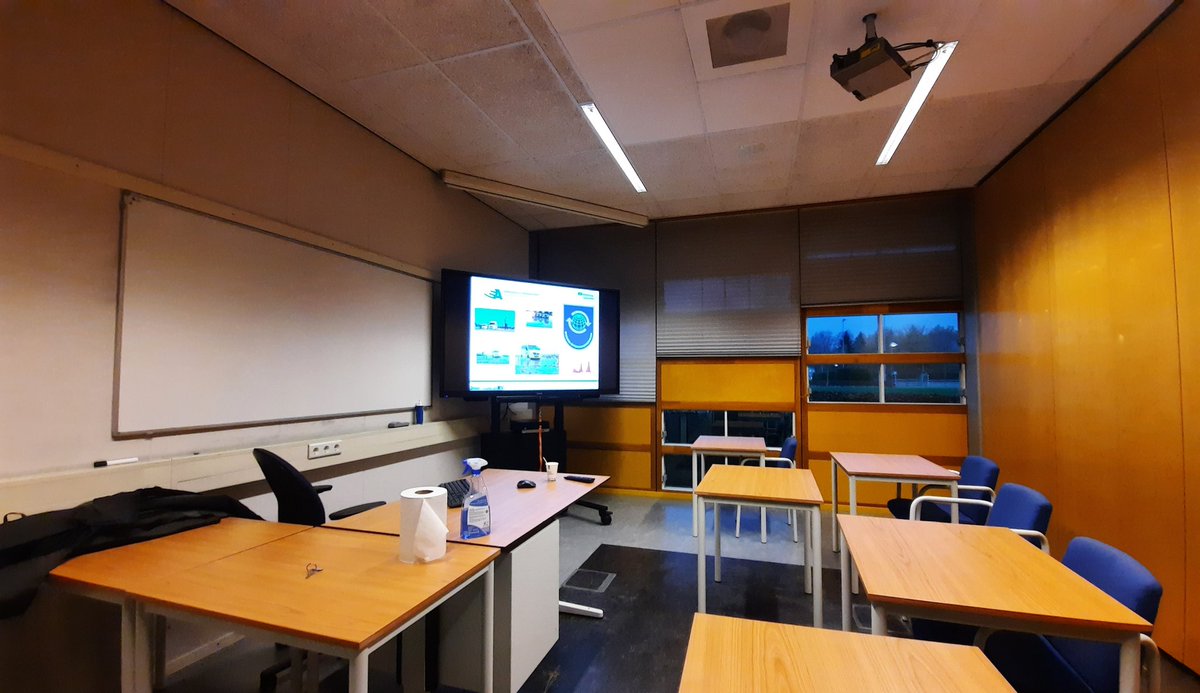 Klaar voor weer een nieuwe groep studenten @AmbuAmsterdam. Uiteraard rekening houden met de Corona maatregelen. #ambulancerijtraining #ambulanceresponding #ambulancechauffeur #ambulance https://t.co/HDTtRoBLC7