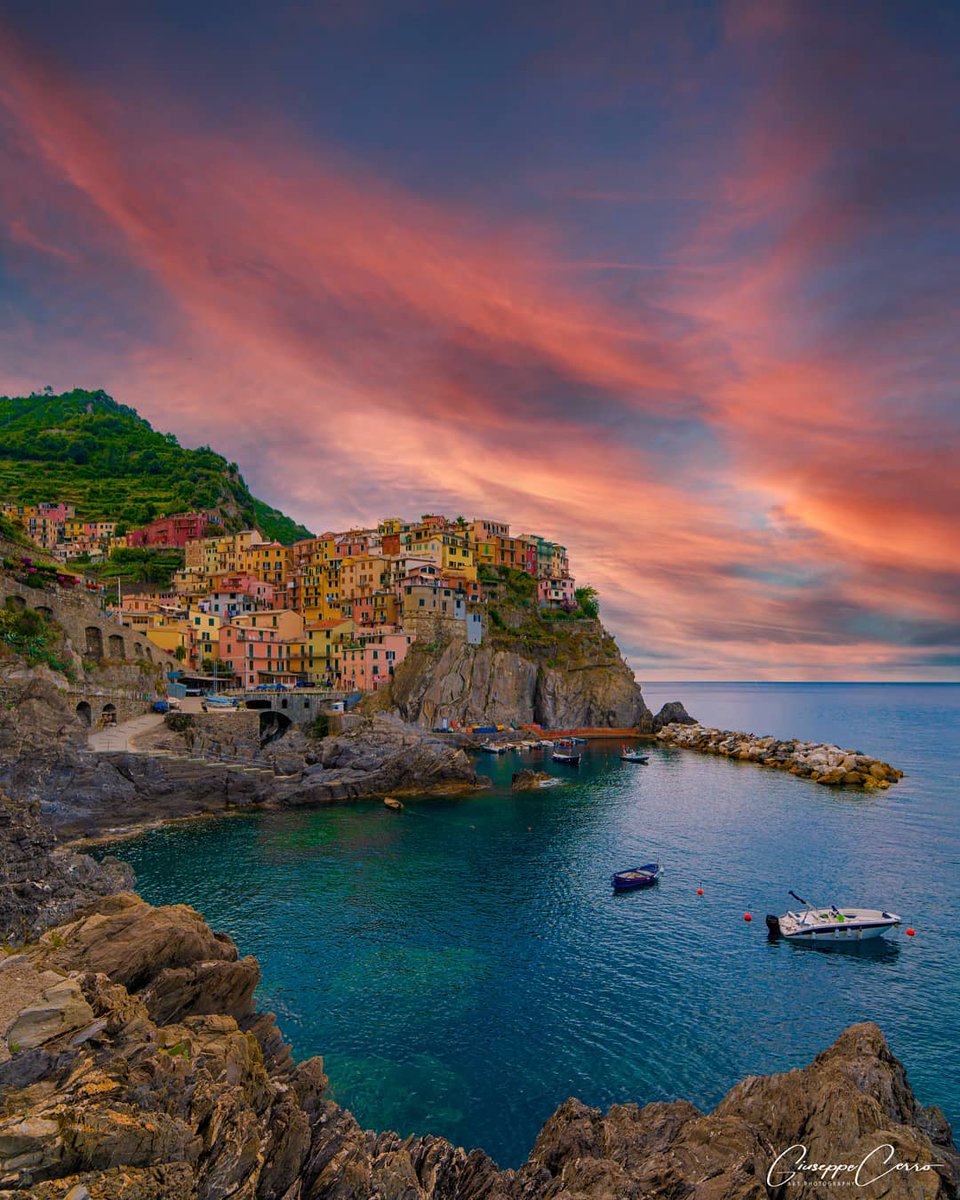 lamialiguria's tweet photo. Sono le case che compongono la meravigliosa #Manarola ad essere ispirate ai colori della natura o sono il mare e il cielo di questi giorni a volere competere con l'antico borgo delle #cinqueterre in un esplosione di colori? #lamialiguria

📸 via instagram: giuseppecerro https://t.co/aHhV6rnnsw