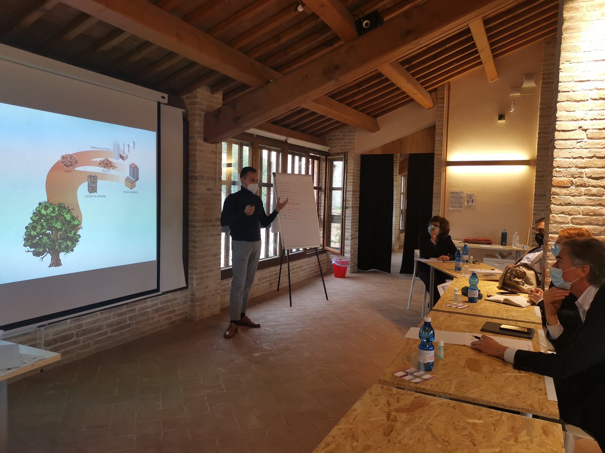 FondMerloni's tweet photo. ⭕ Martina con #Youmbria real taste experiences.
⭕ Giovanni con #WoodForFuture le industrie del legno tra tradizione e innovazione.
... 👇
Continuano le presentazioni delle future imprese dell'#Appennino dei partecipanti di #ReStartApp2020 con @FondEdoGarrone https://t.co/3Ppxgd8nri