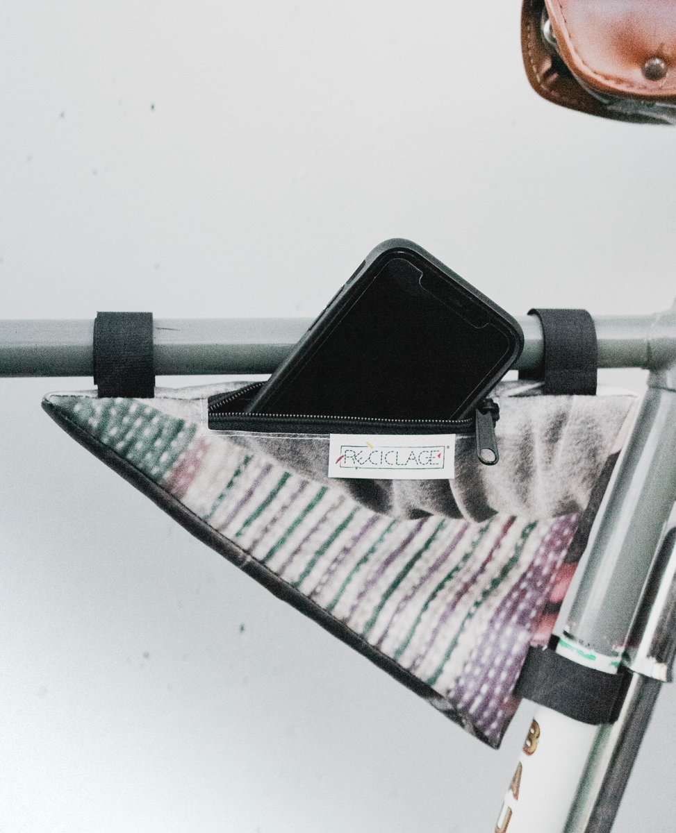 Reciclage1's tweet photo. Nicht nur Fahrradfahren ist gut für die Umwelt, auch unsere neuen Rahmentaschen sind es! Aus gebrauchten Planen unserer Kunden, upcyceln wir diese Unikate für eure bikes in verschiedenen Größen.
.
.
.
#upcycled #recycled #handmade #zerowaste #Nachhaltigkeit #bikes  #Reciclage https://t.co/gKRpzyZTDZ