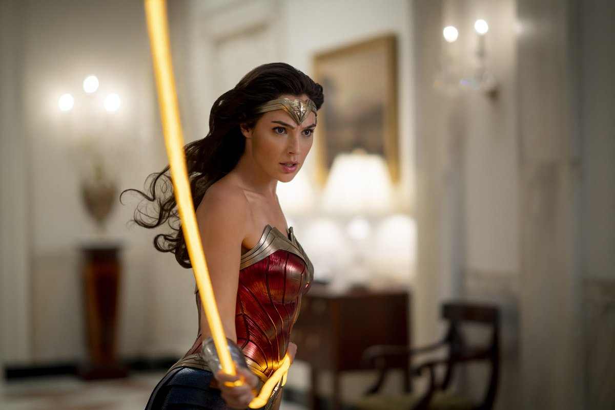 في سابقة فريدة في عالم السينما أكدت ورنر بروذرز أن فيلم وندر ومان 198 سيطلق في السينما وأونلاين عبر منصتها HBO Max. يأتي  هذا بعد رفض كبرى استديوهات هوليوود إعطاء منصة أونلاين أولوية في العرض لكن فيروس كورونا غير حساباتهم.
#افلام