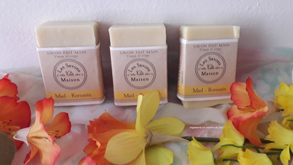 unsouriredusud's tweet photo. Coucou, je viens vous parler aujourd'hui d'une commande passée chez @les_savons_maison .
https://t.co/y5NjUgw4Ub
#savonartisanal #saf #touraine #plaisir #natureetprogres #local #cafe #orange #cannelle #miel #romarin #bio #lessavonsmaison https://t.co/En1fntvMJG