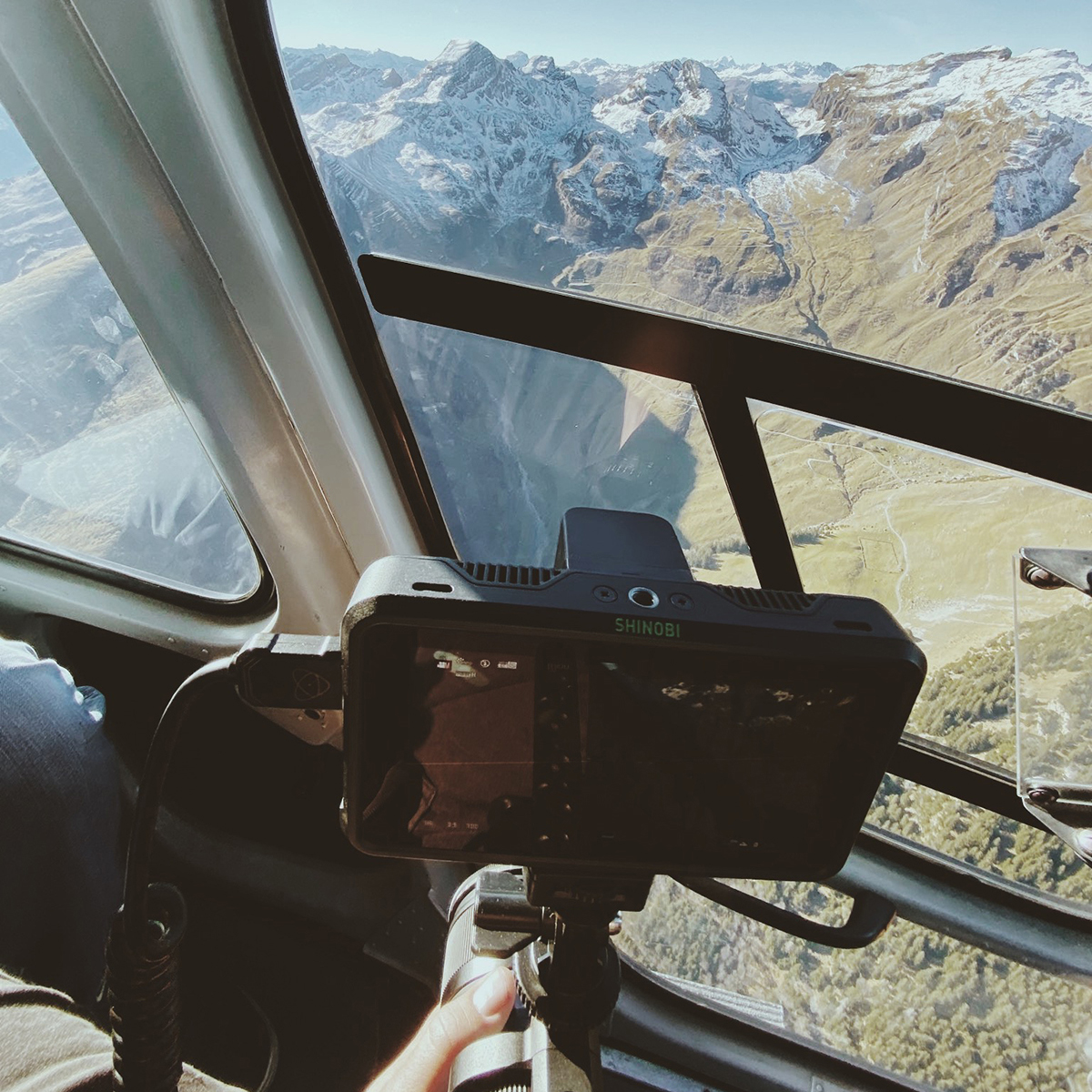 ROB_NICOLAS's tweet photo. Mit @SwissHelicopter  @eliasambuhl am Boden und in der Luft. #helicopter #socialmediamarketing https://t.co/AN0InzRotN