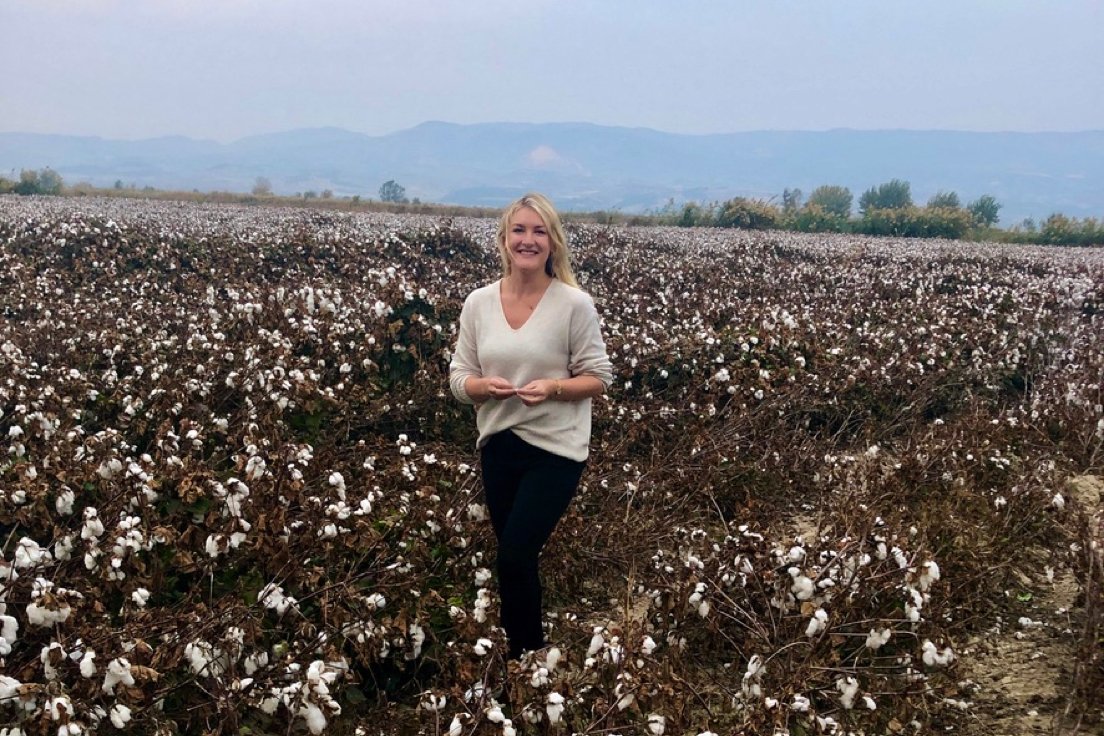 Threadcounts_'s tweet photo. Welcome to the world of #weaving! 🧵Our co-founder/CMO, @Ella_Cullen1, spent the day in Buldan, #Turkey. Understanding how #organiccotton makes its way from the #farm into a range of towels involves numerous steps - which all need to be recorded on the #blockchain. #textiles https://t.co/NRGQEycASa