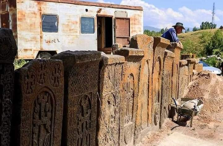 ibrahimnebioglu's tweet photo. Azerbaijan Army has found out a plant generating "ancient Armenian history" in Kelbecer. Armenian craftsman sculps ancient ornament and cross on stone, they preserve them in vinegar and oxidise to give them ancient look. + https://t.co/5SCW8eHA6s
