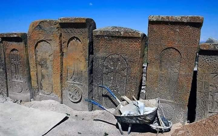 ibrahimnebioglu's tweet photo. Azerbaijan Army has found out a plant generating "ancient Armenian history" in Kelbecer. Armenian craftsman sculps ancient ornament and cross on stone, they preserve them in vinegar and oxidise to give them ancient look. + https://t.co/5SCW8eHA6s