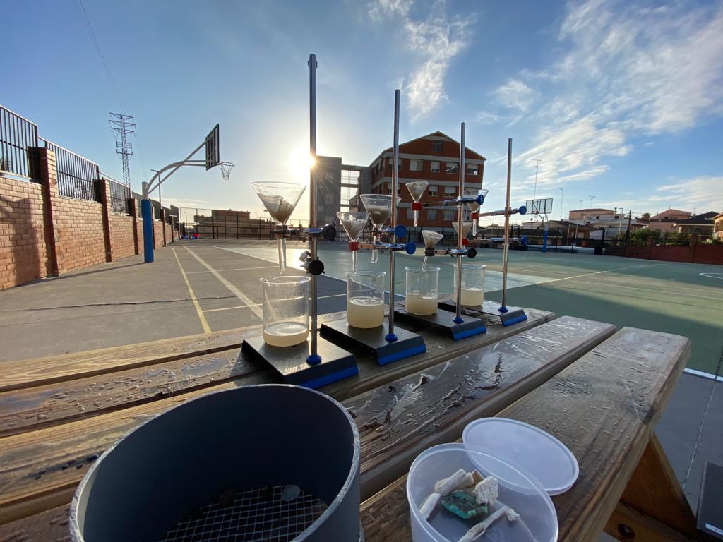 Creixengoar's tweet photo. Bon dia! Seguim educant pel canvi i per un futur sostenible. Trobarem microplàstics a les mostres de sorra de la platja de @ViladecansTweet? #MotionForTheOcean #ScienceWeek2020 #SetmanaDeLaCiencia #CreixenGoar @claragajas @xaviserranus https://t.co/SBbponp8EN
