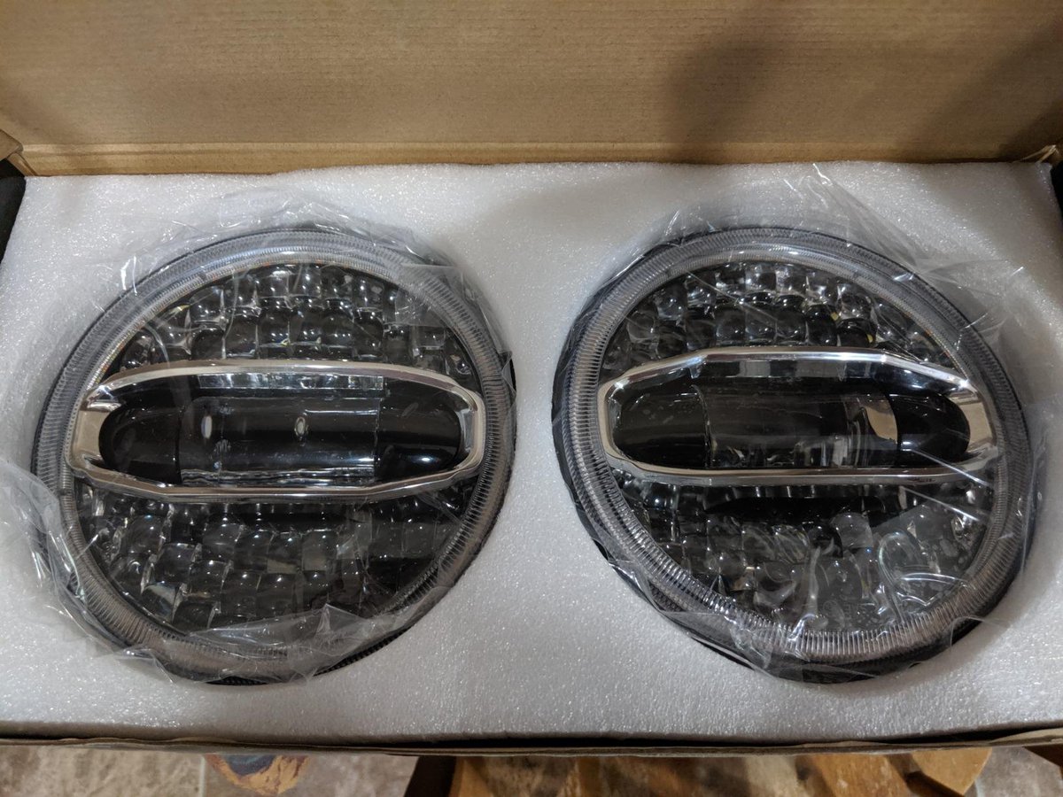 JianyuLin3's tweet photo. @Jeep Anyone want these free headlights? https://t.co/gMcrDv0z4S