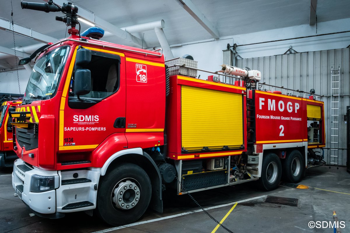 SDMIS69's tweet photo. [LE SAVIEZ-VOUS ?] 🔎 

🚒 #FMOGP : Fourgon MOusse Grande Puissance
Equipé de 2 canons positionnés sur le toit, ce véhicule intervient lors de feux d'hydrocarbures importants. https://t.co/3mHmpjELxh