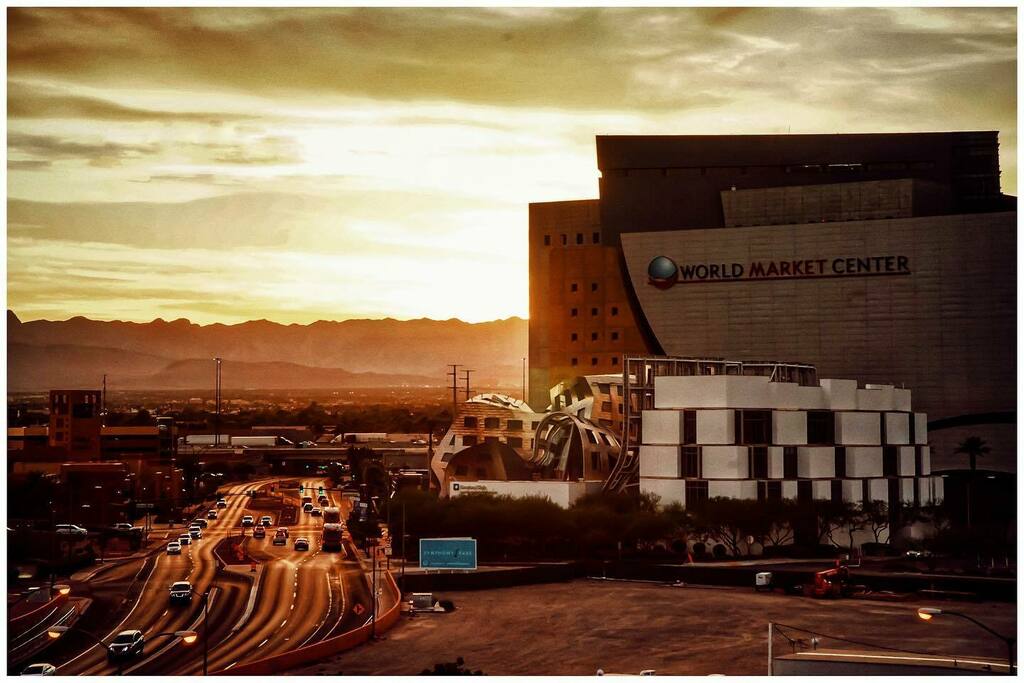 LVElectrified's tweet photo. Lou Ruvo Center, Las Vegas, 2018
.
#frankgehry #architecture #design #worldmarketcenter #louruvocenterforbrainhealth #sunset #downtown #dtlv #lasvegas #lasvegasoffthestrip #merian #lvelectrified #city #cityscape https://t.co/DRT76eHclB https://t.co/kgkQizbmEM