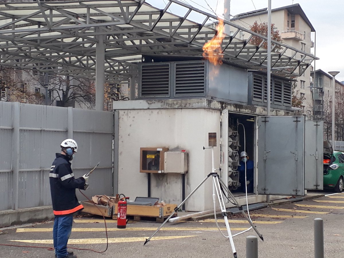 #Mobilité #Durable 
Nos équipes interviennent actuellement sur notre station #GNV historique, rue Esclangon à #Grenoble, pour permettre un doublement de ses capacités de distribution. Elle passera de 400 m3 à 800 m3 de gaz disponible.
Une torchère de décompression est en place.