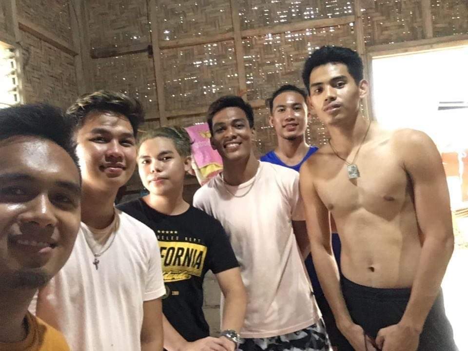 JamesCas17's tweet photo. Team Bhouse #BoysEdition ✨🍻 Thank you for the unexpected visit bibiboys. Waiting for the girls move 🙏😊

#Sibonga
#Argao
#Carcar https://t.co/xDcmApX3cN