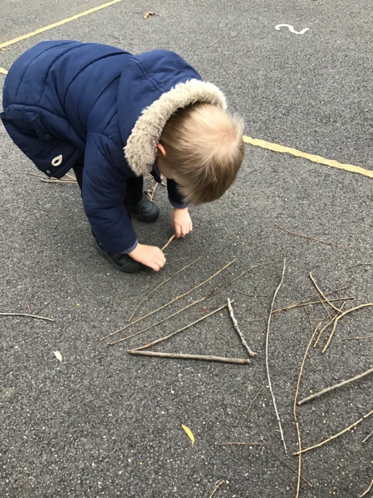 BraeburnPrimary's tweet photo. Team Bears emmersed in @BraeburnPrimary #forestschool #outdoorlearning Crunching and throwing #autumn leaves, practising #maths skills; #counting and #shapemaking #naturalmaterials. @eboractrust pupils maximising learning opportunites @WhiteRoseMaths @EarlyExcellence @BraeburnEY https://t.co/3a7U9M0Lu7