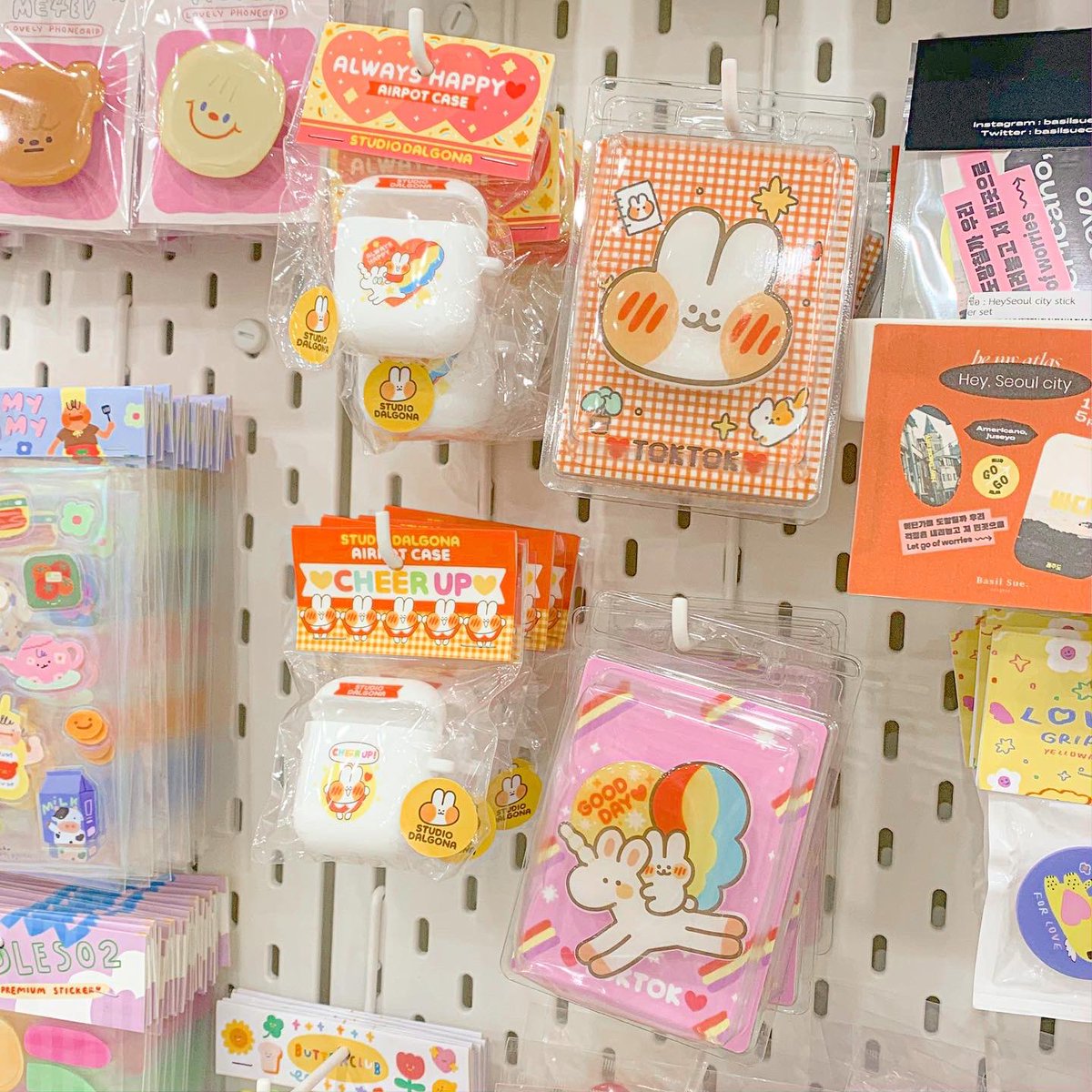 ifoundsthgood's tweet photo. Studio Dalgona 달고나 🐰 now available at our store✨ @dalgona2011 แก๊งกระต่ายจากดัลโกนาก็มา🌷🎀 น่ารักๆแบบนี้พร้อมให้ทุกคนมารับน้องๆไปดูแลแล้ววันนี้🤭🛍

ใครที่อยากรู้ว่าเรามีสินค้าอะไรมาบ้าง ตามไปsubscribeยูทูปของร้านไว้เลย แล้วเสาร์นี้มาเจอกัน!🖖🏻💕

📍 I Found Something Good https://t.co/Tlap52VzWe