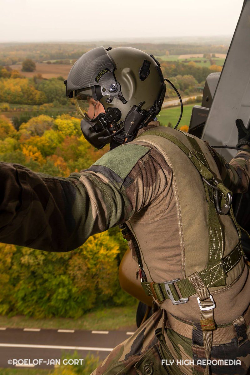 French loadmaster checking the area during our recent flight with the NH90 Caïman of the @1erRHC
@1er_ra @armeedeterre @EtatMajorFR @CEMAT_FR @COM_ALAT @EM1DIV @61eRA_CDC @AirbusDefence @AirbusHeli @NHIndustriesSAS @NH90Project @SafranHCEngines  #armeedeterre #royalblackhawk