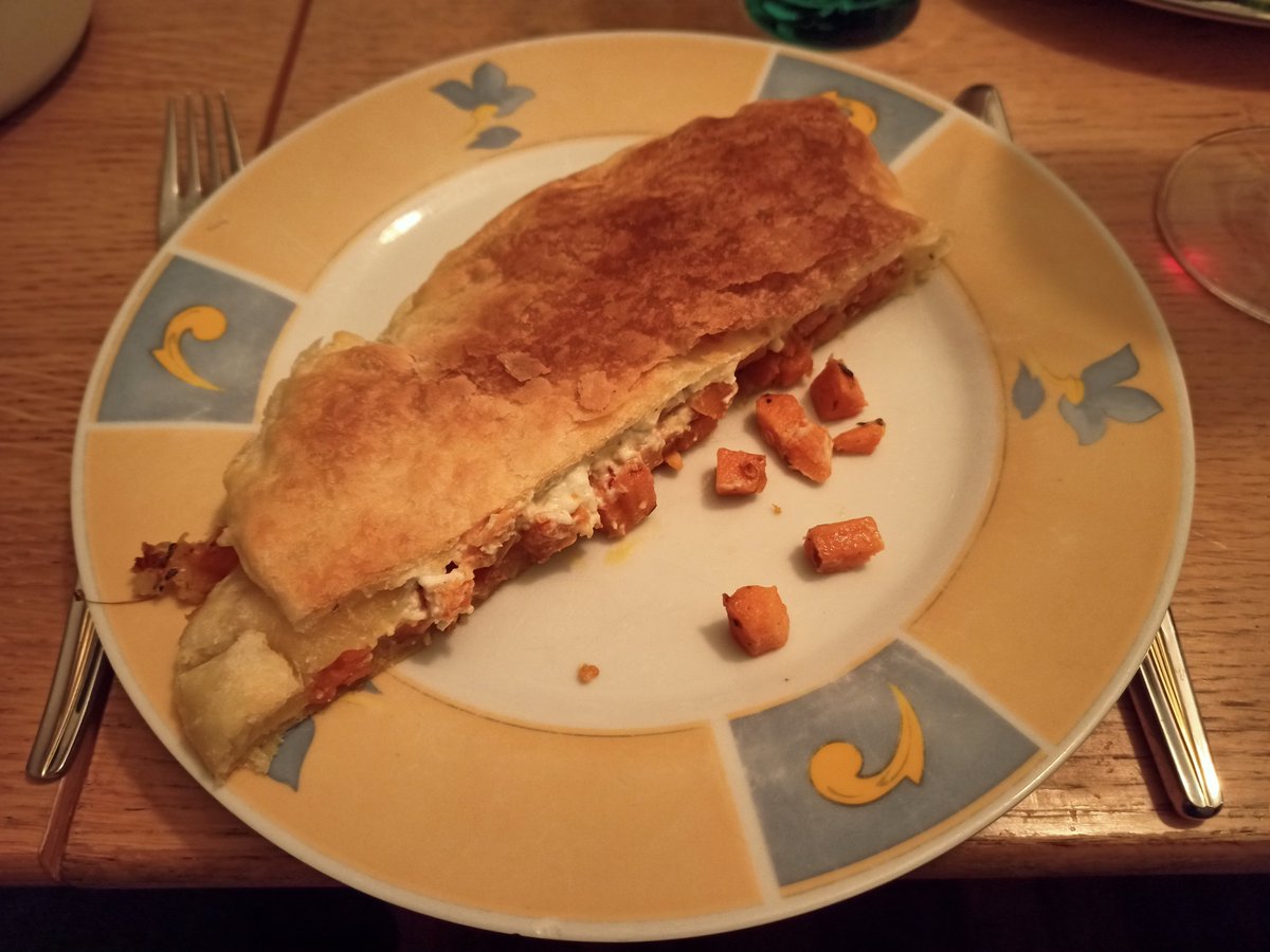 The_Smoking_GNU's tweet image. Kochen in der Zwei-Haushalte-Corona-Lockdown-Bubble:
Süßkartoffelstrudel mit Schafskäse
Gebratener Thunfisch mit Birnen-Rucola-Salat &amp;amp; Orangendressing
Jogurtbombe
#CookingWithFriends