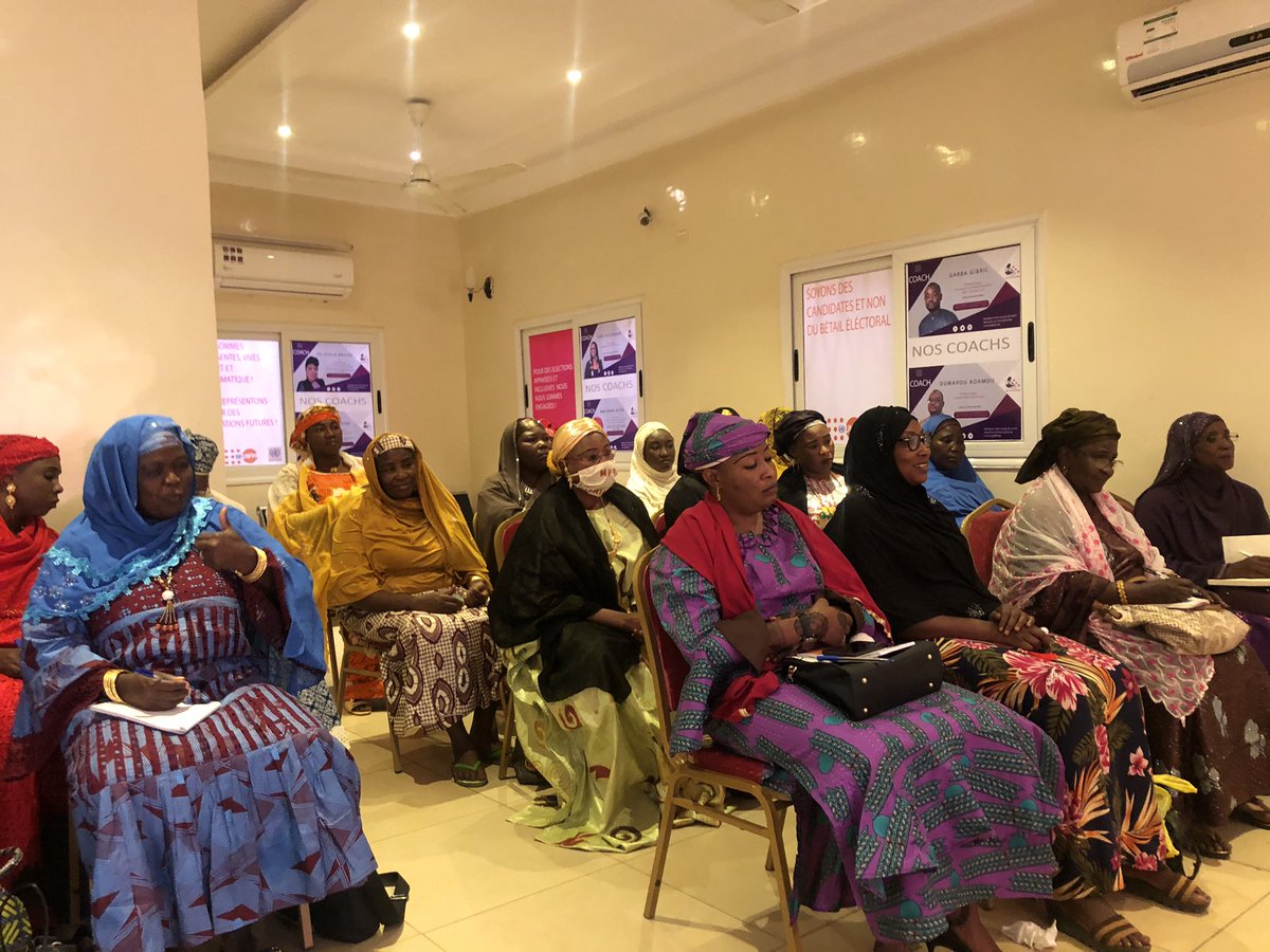 ONGFADniger's tweet photo. Ce n’est pas photo shop c’est la réalité,elle est bien à FAD en face des candidates de toutes les régions pour transformer leur leadership et les préparer pour les élections.Du coaching en vidéo conférence au coaching en présidentiel avec @Naboufall 
@unfpaniger @UNPeacebuilding https://t.co/EpXkMlyxlC