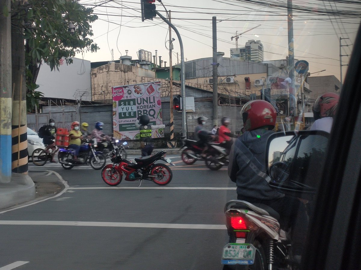 dexadexadexa's tweet photo. Bagong parkingan ng motor ayos na ayos. #mmda https://t.co/JCRNnb7G2M