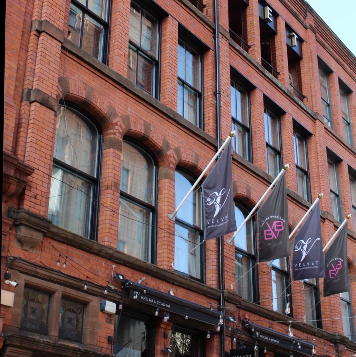 VelvetMCR's tweet photo. A home away from home
Your one stop shop to #eatsleepdrinkrepeat in the heart of Manchester. Stay in the hotel in a range of boutique styled rooms, (and penthouse suites) enjoy dinner in Village Brasserie and head upstairs to enjoy cocktails in Velvet bar. https://t.co/Y4MXxmeJen