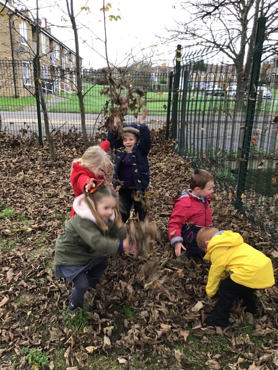 BraeburnPrimary's tweet photo. Team Bears emmersed in @BraeburnPrimary #forestschool #outdoorlearning Crunching and throwing #autumn leaves, practising #maths skills; #counting and #shapemaking #naturalmaterials. @eboractrust pupils maximising learning opportunites @WhiteRoseMaths @EarlyExcellence @BraeburnEY https://t.co/3a7U9M0Lu7