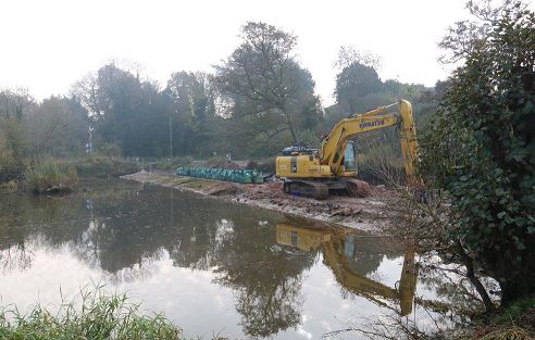 EnvAgencyMids's tweet photo. Our work at Dovecliff Weir #Derbyshire reached a milestone on #WorldFishMigrationDay when we temporarily diverted the #RiverDove to gain safe access to remove the weir.
Now the real work begins #damremoval. Latest update https://t.co/ZzFIB3LmHG https://t.co/WZXdZWSoSX