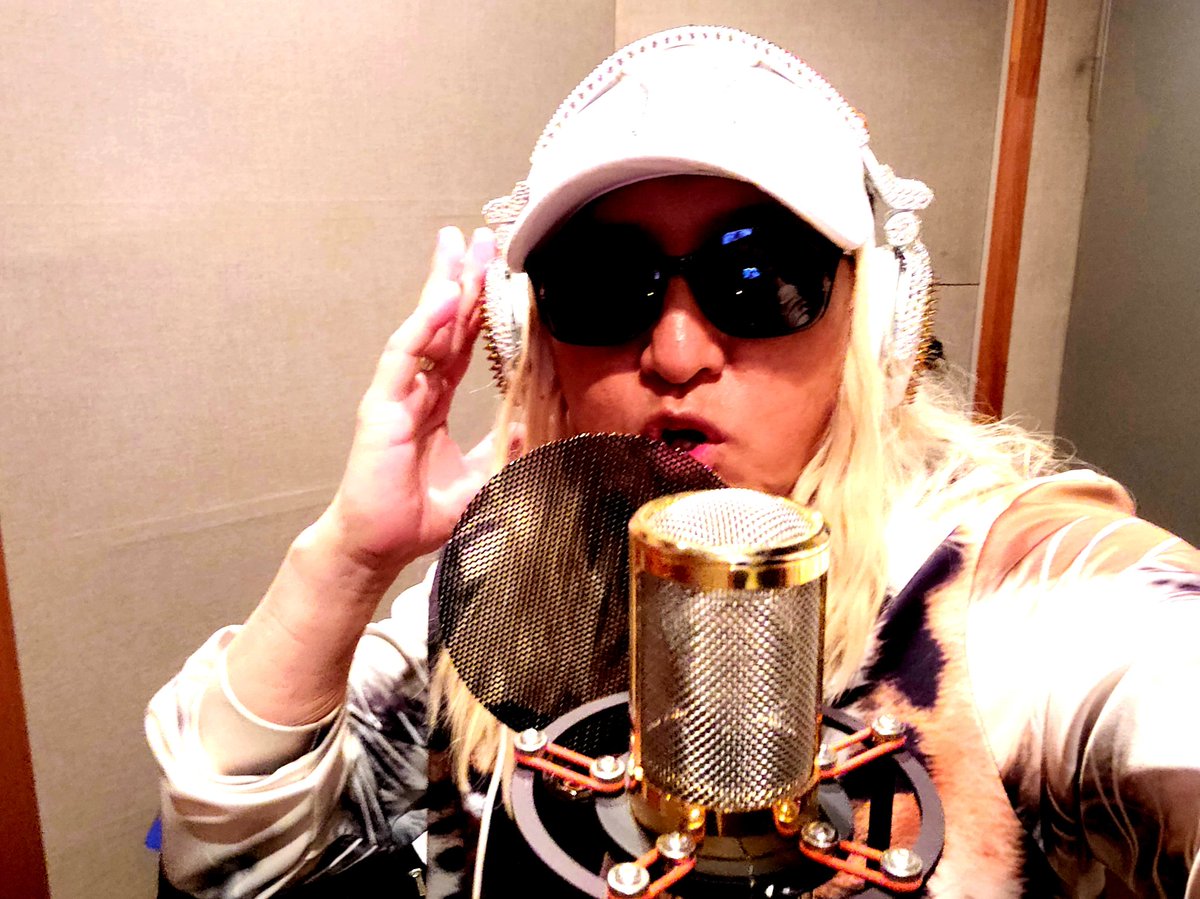 DJKOO_official's tweet photo. イェーイ!!今日はレコーディング!!
motsuとDJ KOO並ぶとザ・avex感満載
情報解禁前なのでwお伝えしたい気持ちはヤマヤマなのだけどw!!アゲアゲだぜー!!
MANLEY #ReferenceGold
ヌケもハッつきも超気持ち良きマイク!!
#レコーディング #avex #motsu #manley #DJKOO https://t.co/XuWpiXrwQk