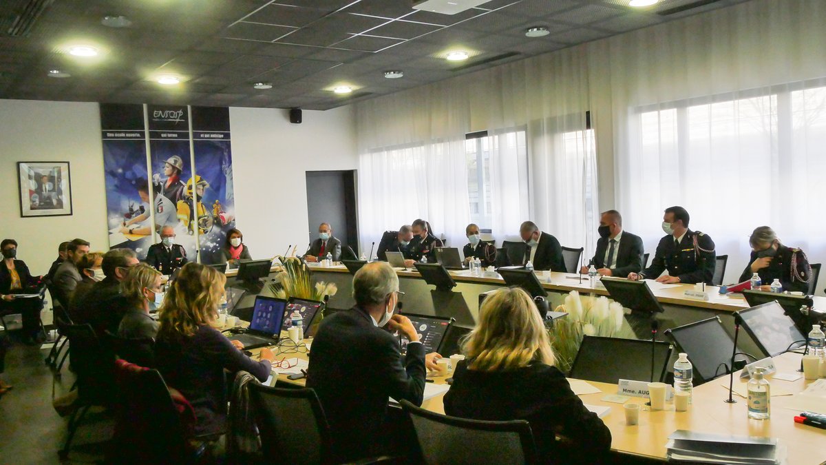 ENSOSP's tweet photo. #Direct Vote du #budget 2021 et #programmation #pédagogique des journées stagiaires figurent entre autres à l'ordre du jour du conseil d'administration #CA de l'Ensosp, présidé par @MartineVassal, en présence du #préfet #Alain #Thirion, directeur de la @SecCivileFrance https://t.co/9opjTx2cn6