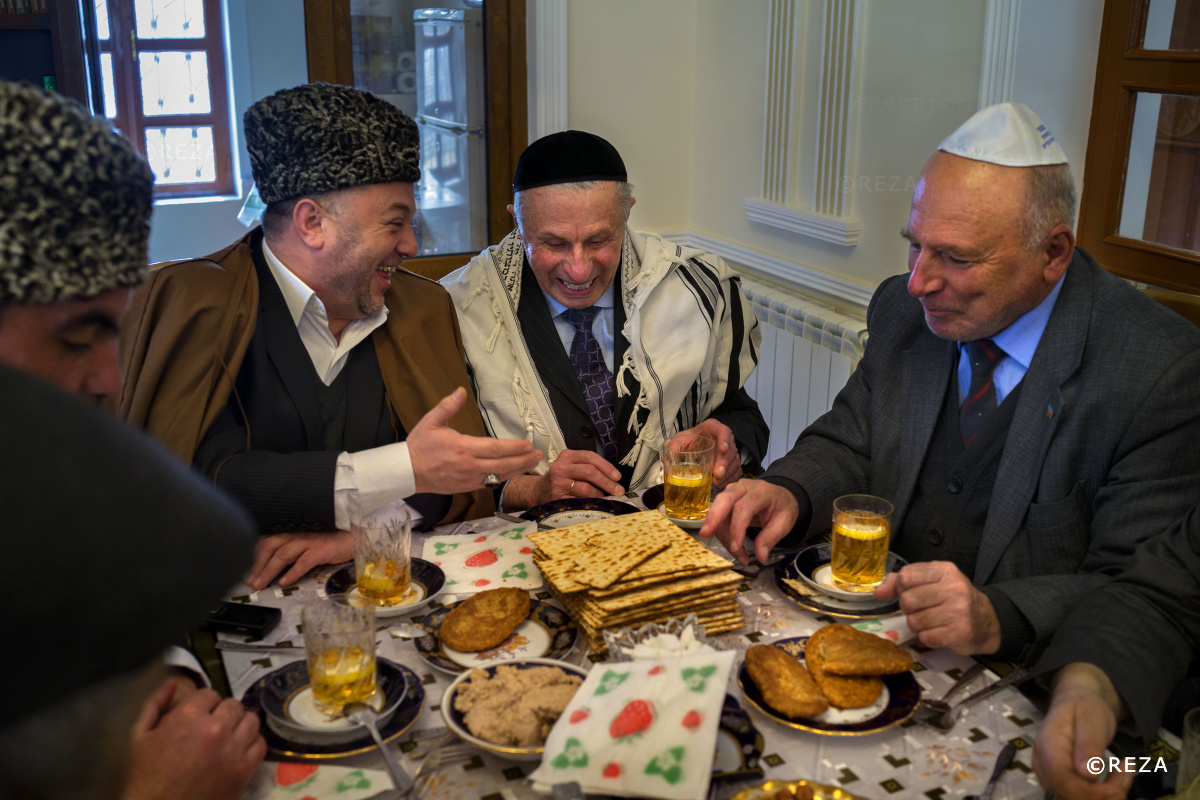 One of Quba's most prominent muslim figure sits with two Mountain Jews community leaders, Boris Simanduyev and Pisakh Isakov, to pay his respect during Passover. Guba's Red Village is considered to be the world’s only all-Jewish region outside of Israel #coexist #azerbaijan