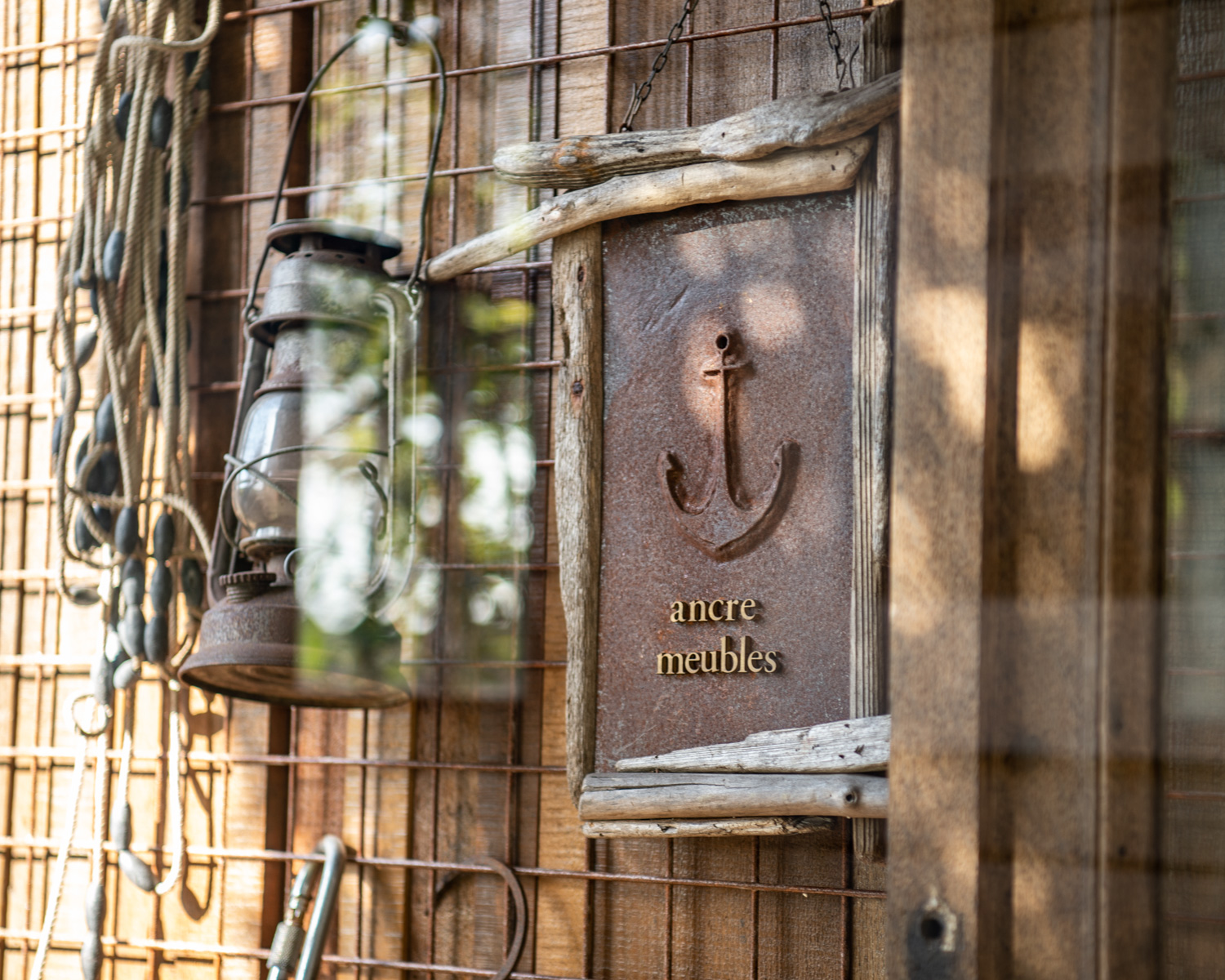 Yusuke Okada 岡田裕介 大好きなご夫婦 堀場央さんと直子さんが横須賀 佐島にショールームをオープン 堀場さんが制作したアイアン製品と国内外の古道具を取り揃えたお店です まずは不定期オープンで初回は11月22日から4日間 店内では僕のイルカクジラ