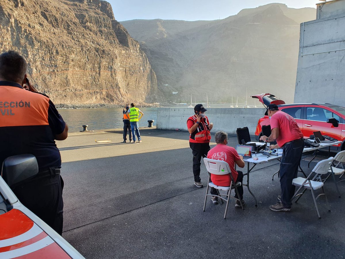 CabildoLaGomera's tweet photo. ⚠️ #emergencias | Técnicos del Instituto Geológico y Minero de España, junto al equipo del grupo de Emergencias y Salvamento del Gobierno de Canarias realizan tareas de evaluación sobre el desprendimiento en #Argaga. https://t.co/BQpCE10l5M