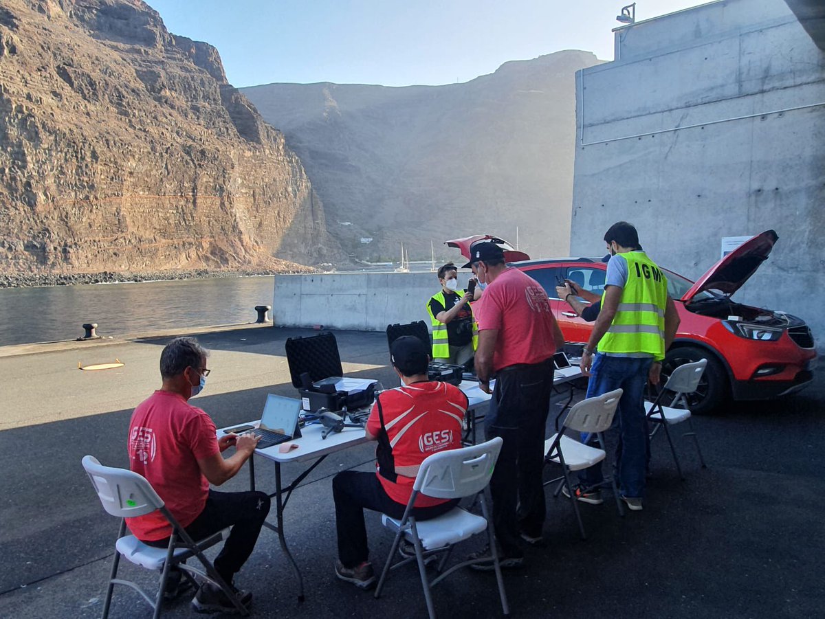 CabildoLaGomera's tweet photo. ⚠️ #emergencias | Técnicos del Instituto Geológico y Minero de España, junto al equipo del grupo de Emergencias y Salvamento del Gobierno de Canarias realizan tareas de evaluación sobre el desprendimiento en #Argaga. https://t.co/BQpCE10l5M