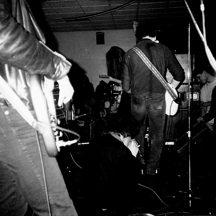 philipianhall's tweet photo. THE TELESCOPES
Maze Bar, Sheffield University
Monday 4th December 1989
Taken for Darts, the student newspaper.
@AndrewPrime16
#gigphotography
#sheffield
#mazebar
#sheffielduniversity
#blackandwhitephotography
#35mmfilmphotography
#35mm #film #35mmfilm https://t.co/ZL1i6d4nt3