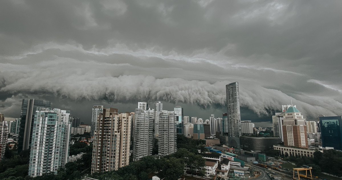 leeyikkeat's tweet photo. The craziest cloud I have seen in Singapore 🇸🇬 shot before the biggest storm came https://t.co/1AvRKvQeCT