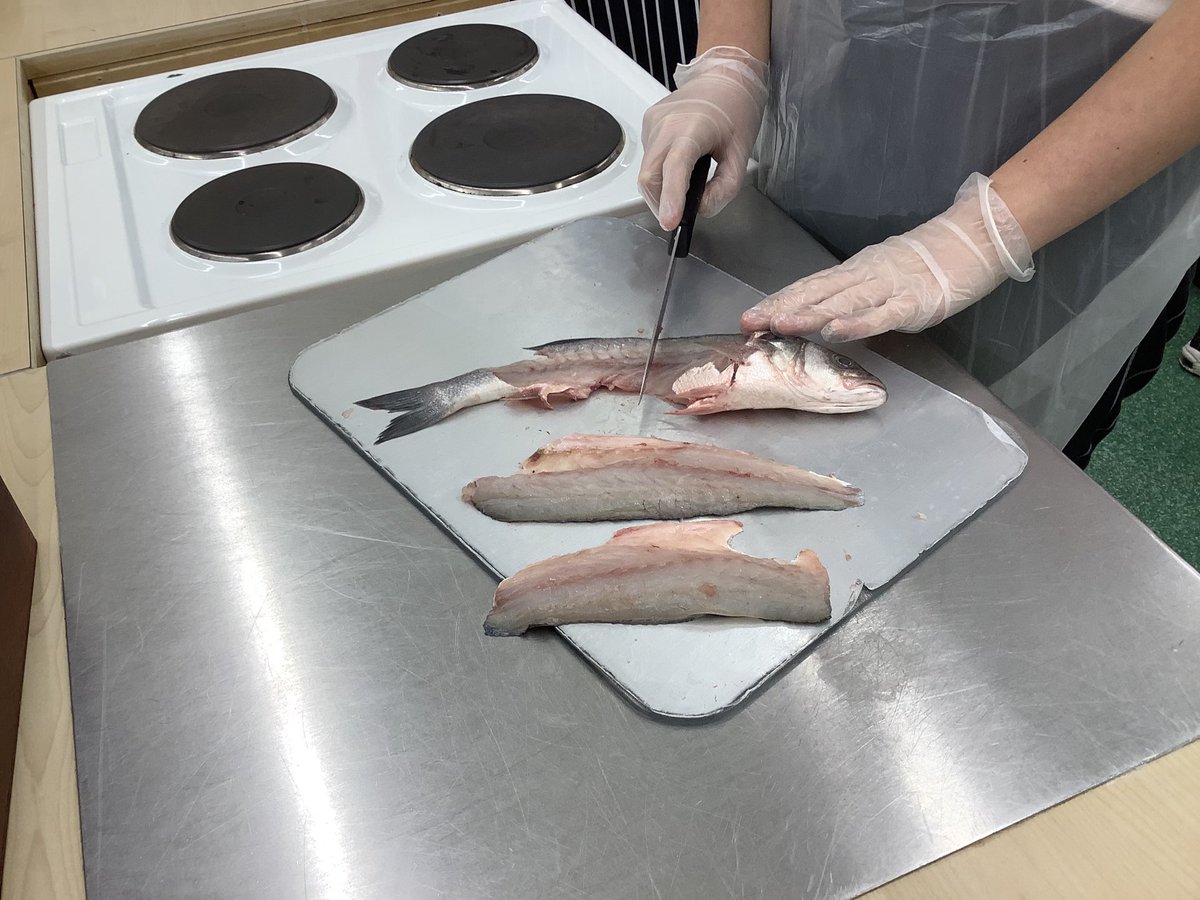 DHFSFoodTech's tweet image. Y12 developing their filleting skills today - brilliant work!  ⁦@DHFSUpdate⁩